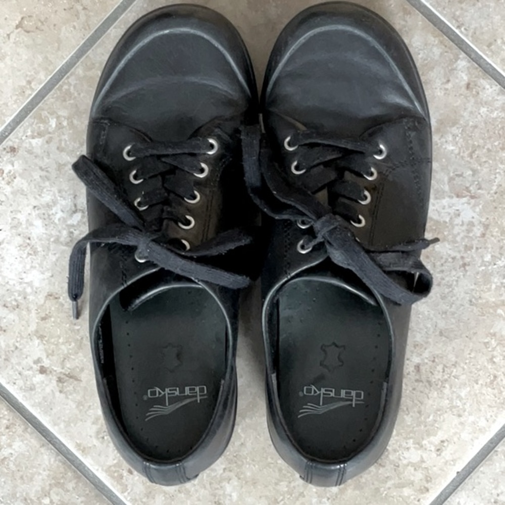 Dansko ‘Veda’ black leather Oxford lace up clogs. Black, size 39.